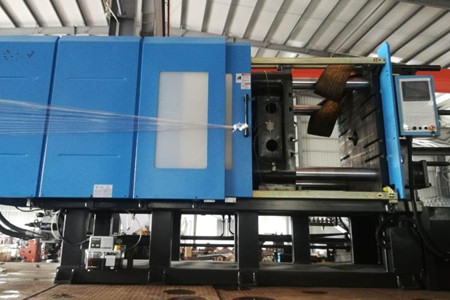 果筐注塑機(jī)廠家如何保證設(shè)備性能的一致性和穩(wěn)定性？